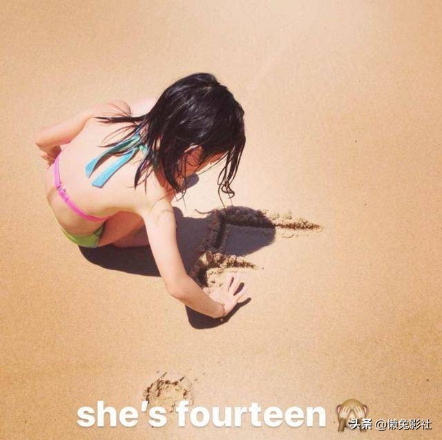 许久不见的李嫣现身14岁生日，亭亭玉立金发抢眼