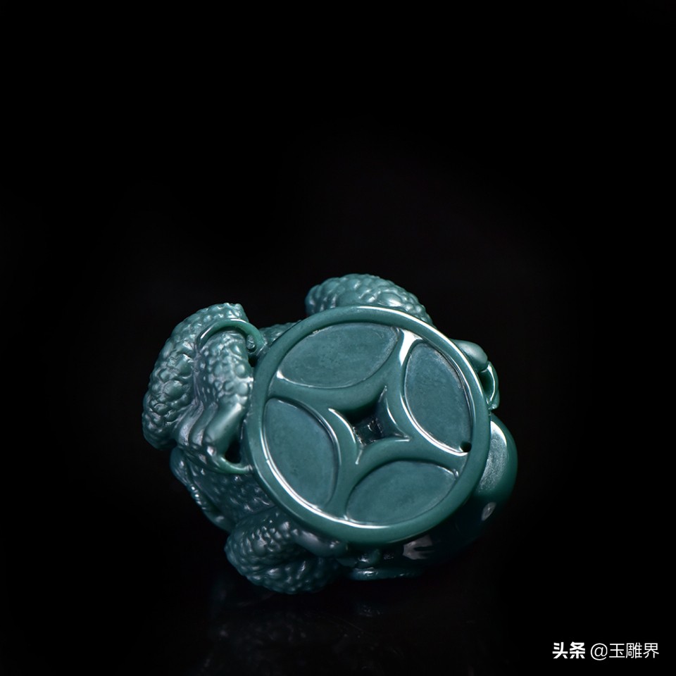 一块满是疙瘩的玉石玉雕师雕出两只金蟾一大一小超写实怎样鉴别玉手镯
