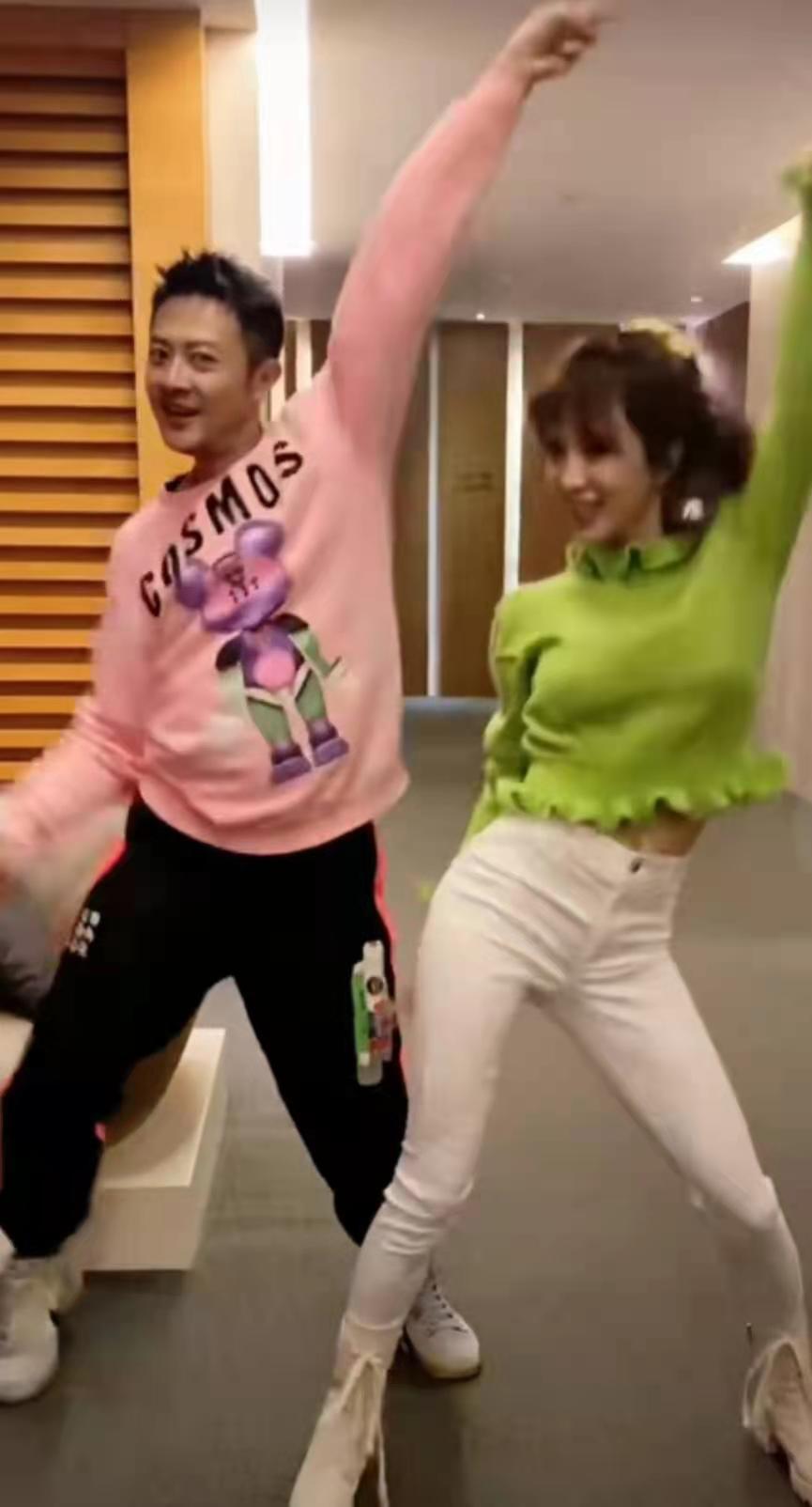 金巧巧与印小天贴身热舞，女方腿与胳膊一样细，却被质疑脸变样？