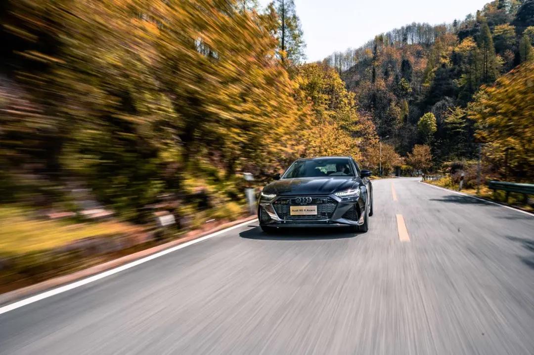 试完这台奥迪8缸性能车后发现，原来性能车也能很舒适