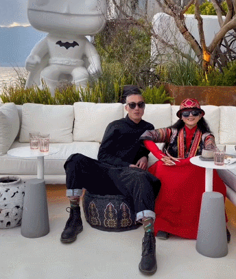 62岁杨丽萍和小鲜肉在月亮宫欣赏美景，网友：恋