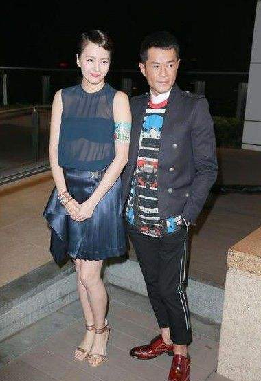 梁咏琪带女儿摘草莓，混血女儿继承妈妈美貌，