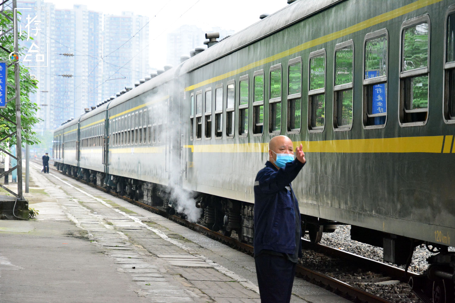 重庆菜园坝站的“绿皮公交”，2块钱登上5612，10分钟抵达黄桷坪