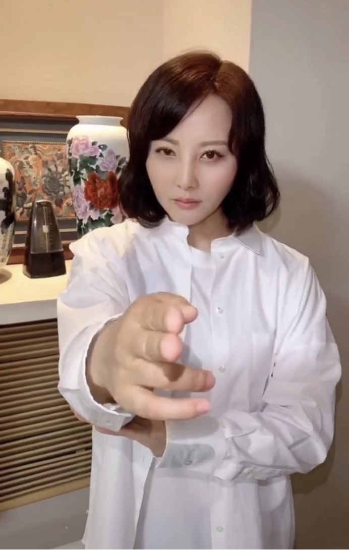 陶红的脸真是个谜，出道32年，但皮肤嫩的好似能