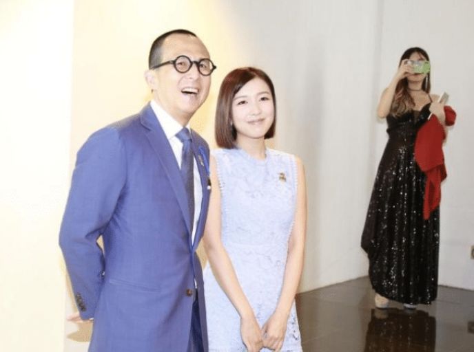 李嘉诚大儿媳现身，五官普通气质非凡，生4个子