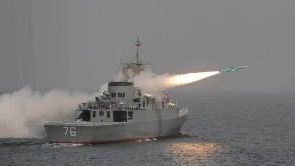 大国卫星露出隐藏实力，美舰火速撤离海峡躲避，数枚导弹摧毁目标