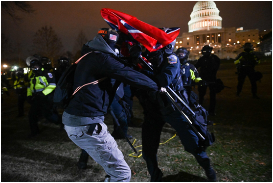 瞧瞧，美國警察是怎麼收拾�暴徒�的？