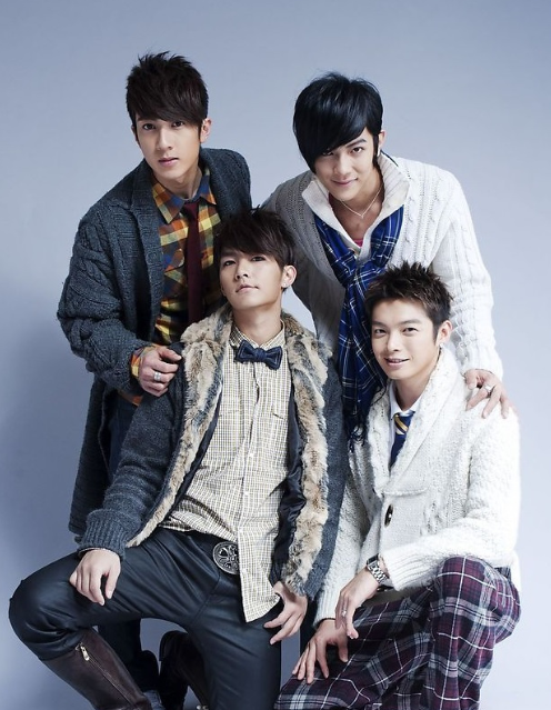 飞轮海出道十五周年，吴尊发文纪念，晒组合初期演出照回忆满满