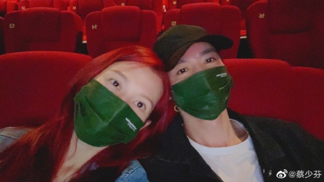 蔡少芬曬全家福為老公慶生，張晉變人形挂件，老婆孩子環繞超幸福