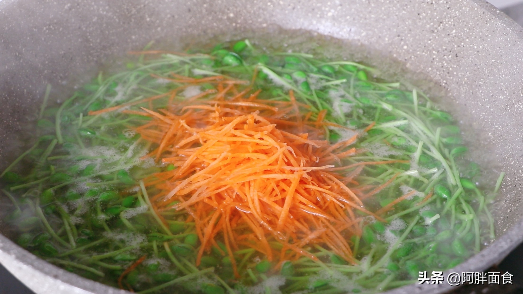 我家88歲爺爺愛這樣吃豆芽，做法簡單又營養，柔軟還好吃