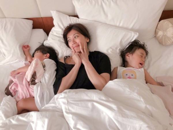 咘咘受伤却忍痛安慰波妞，二胎相处融洽，贾文静的教育功不可没