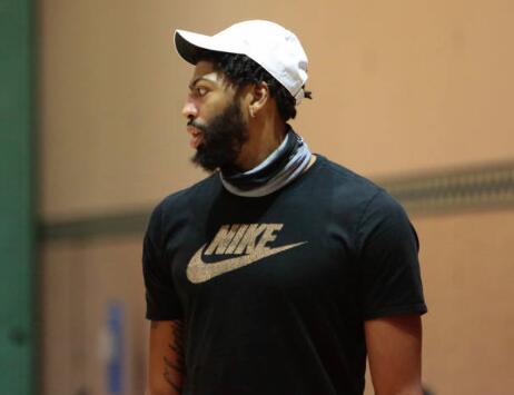 湖人最新訓練照出爐！35歲老將陪兒子練球，一眉哥軟豆一臉嚴肅！-黑特籃球-NBA新聞影音圖片分享社區