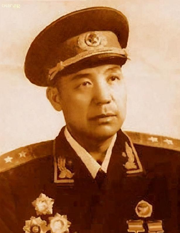 战士违纪用枪打美军飞机，上级不敢处理，彭老总：连升三级