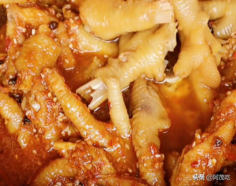 Spicy chicken feet in cold and spicy sauce, it tastes so enjoyable