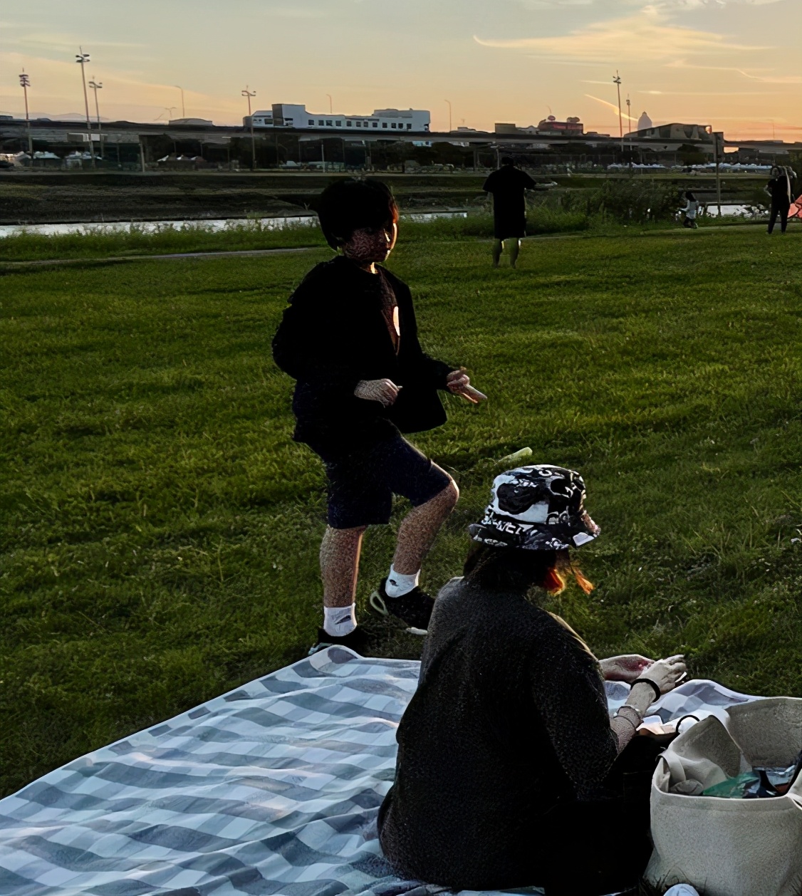 林志穎攜妻兒出遊，Kimi罕露正臉更帥了，與兩弟弟同框超溫馨