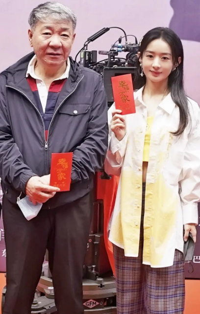 赵丽颖乡村戏路透，爆剧组借道具不还，赵丽颖在一旁等待不耐烦