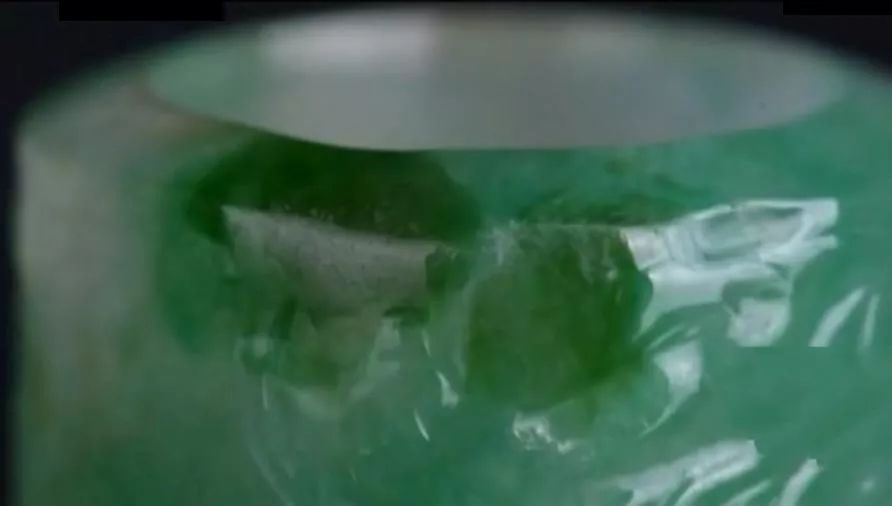 小伙80万买翡翠扳指，大家都觉得是假货，专家却