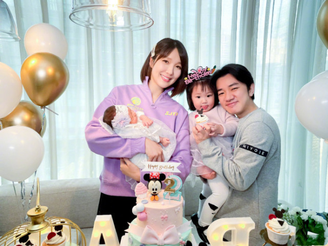 李亚男圣诞节晒两女儿，天韵变超萌小吃货，妹妹已长成小胖墩