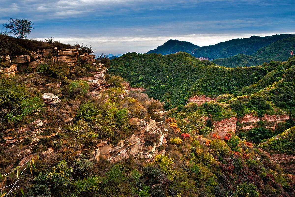 “五一”踏青赏山花 圣山灵水九龙峡