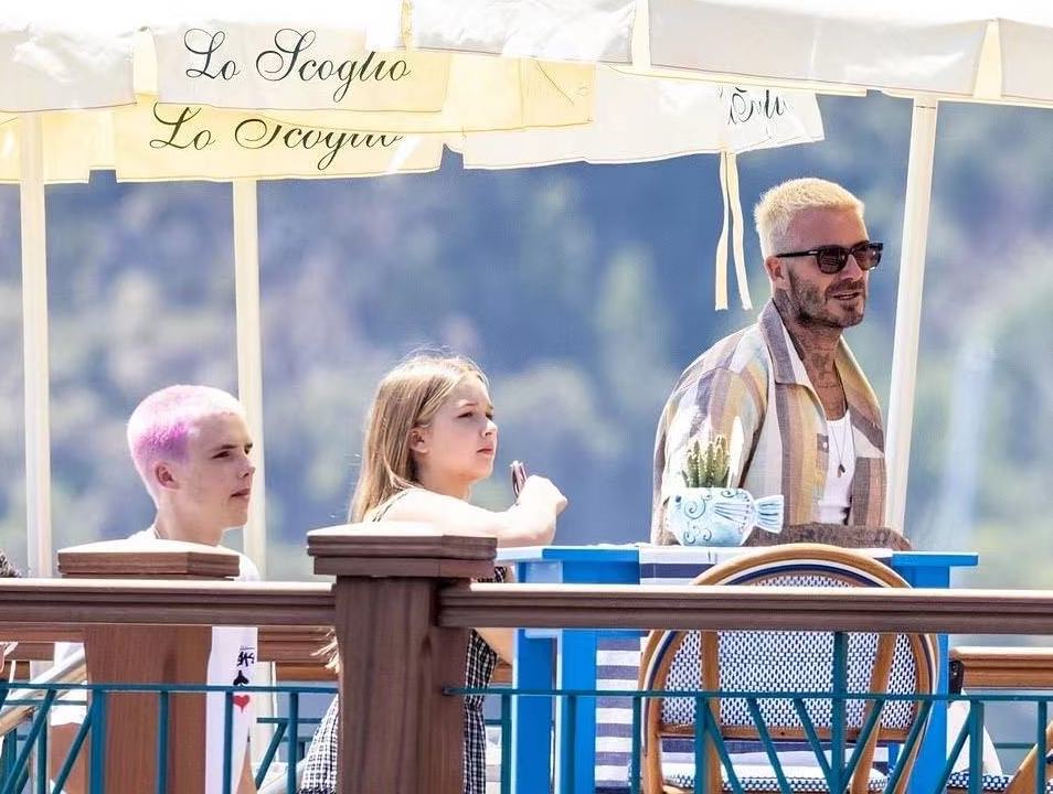 贝克汉姆一家出游意大利！穿彩虹衬衫胜似小鲜肉，嫩过16岁克鲁兹