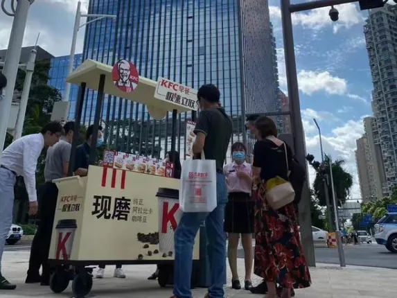 地摊经济火遍全网，这些品牌居然也来凑热闹了