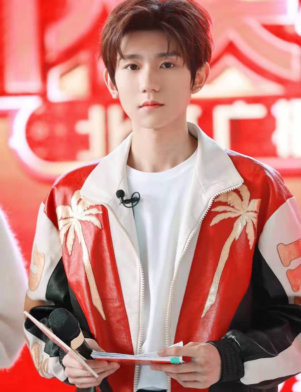 Wang Yuan 6 ascend spring late, take a child to be the same as stage show, status change leaves deep feeling