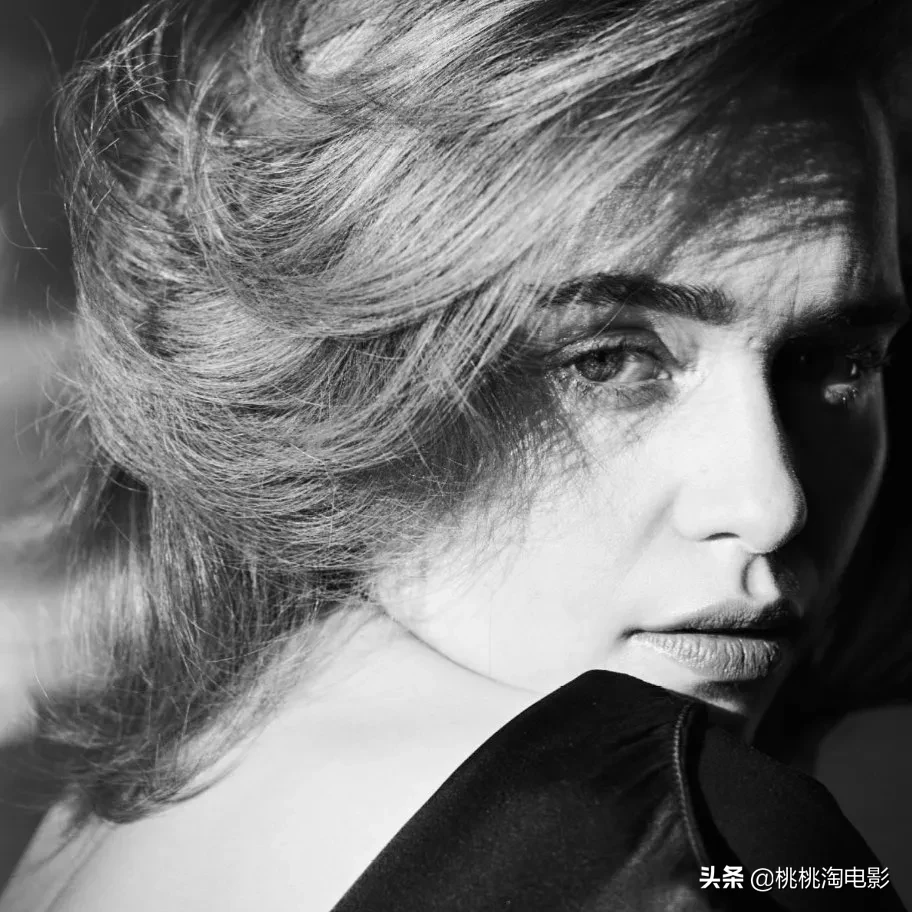 组图:想念她吗?“龙妈”艾米莉亚·克拉克杂志写真大片