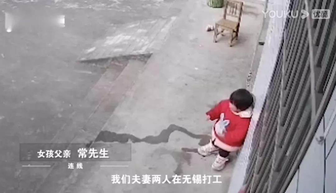 2岁女孩冲监控喊了一句话，网友瞬间泪目：有孩子的父母都懂