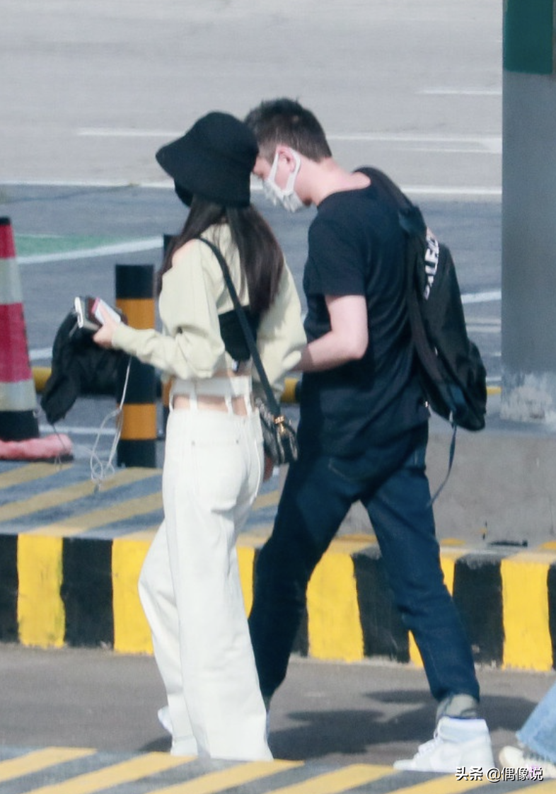 夫妻双人机场来了！冯绍峰等赵丽颖下车，夫妻