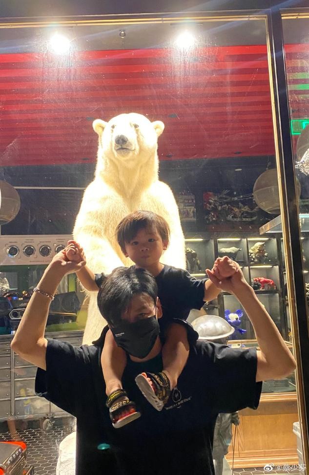 蔡少芬晒全家背影照，手臂瘦到青筋暴起，2岁儿子乖萌眉眼似张晋