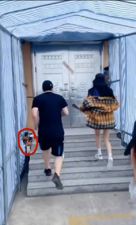 杨幂遭恶意代拍，角度刁钻被拍大腿根，剧组呼