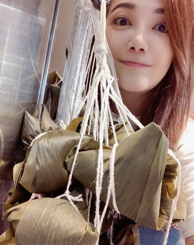 前夫离婚半年结新欢，梁静茹与友人包粽过节，