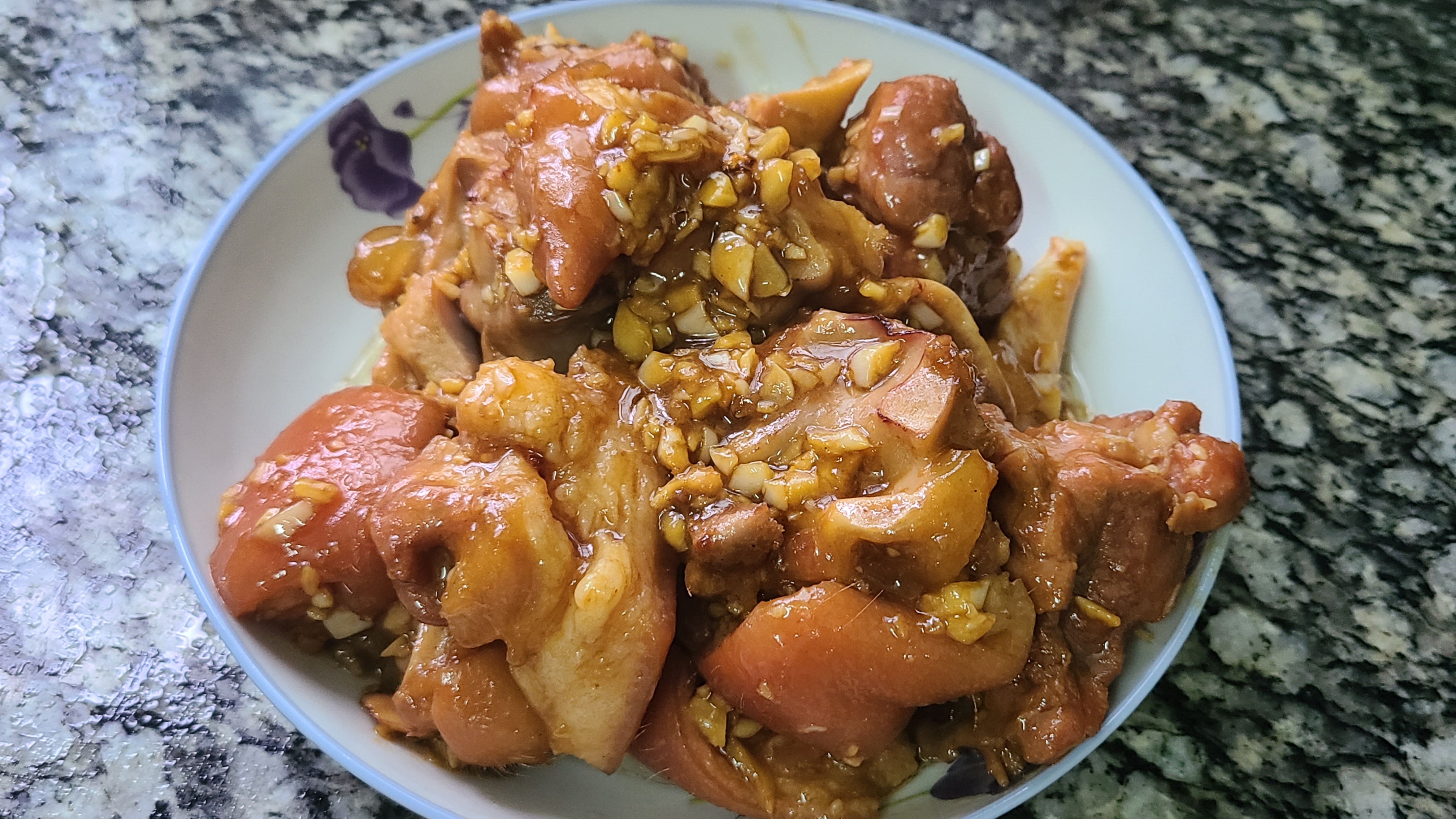 蒜香猪脚，简单好吃香味浓，这样的下饭菜，看着就嘴馋