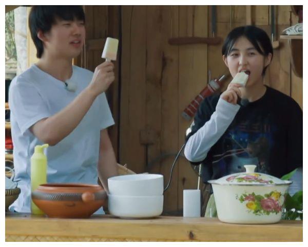 张子枫刷碗，郭麒麟来帮忙，妹妹无意间的话，暴露两人友情