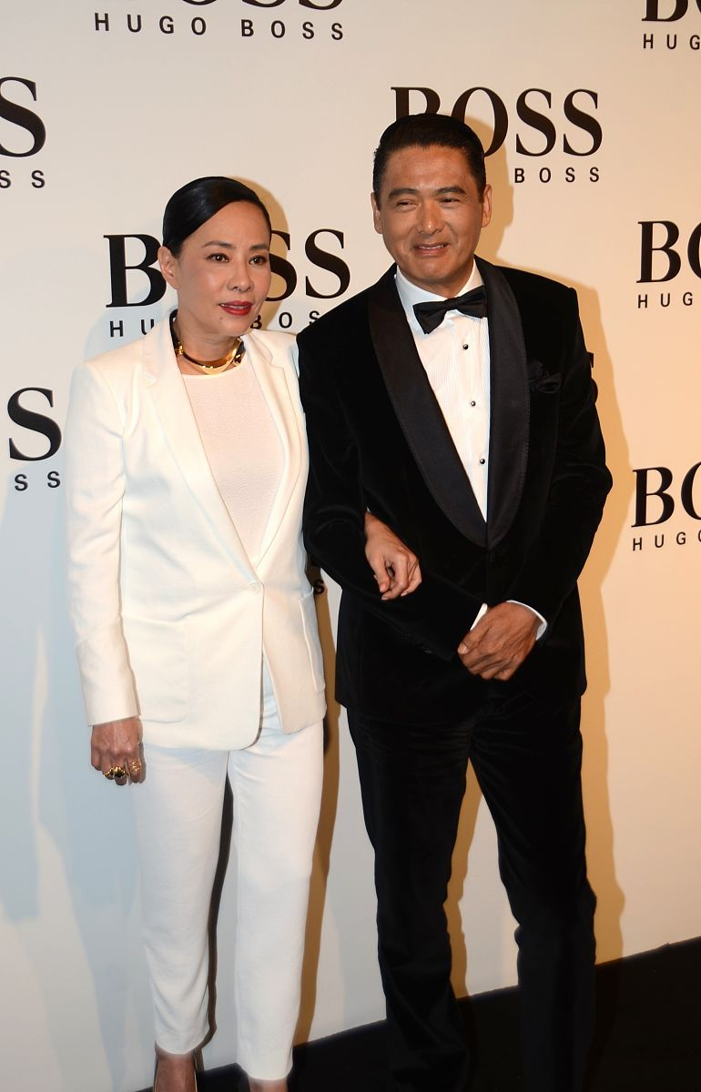 发哥老婆穿衣好高级，白色“西装”配贴头皮盘