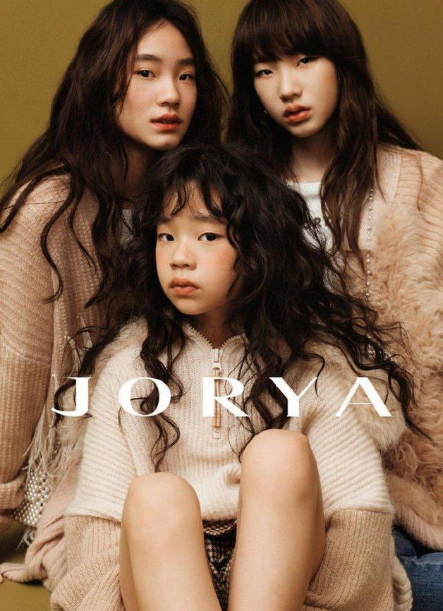 小S女儿再合体拍大片，许曦文搭肩妹妹罕露甜笑，高冷又甜美