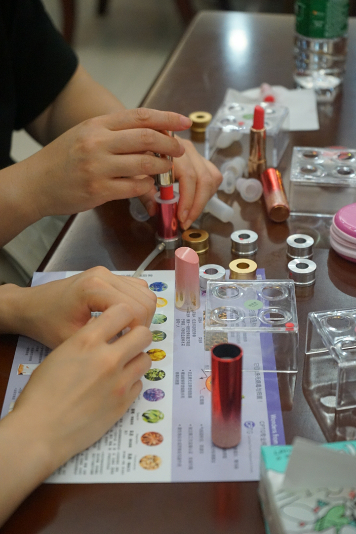 展现健康生活态度，苏州70名女性精神残疾康复员体验自制口红