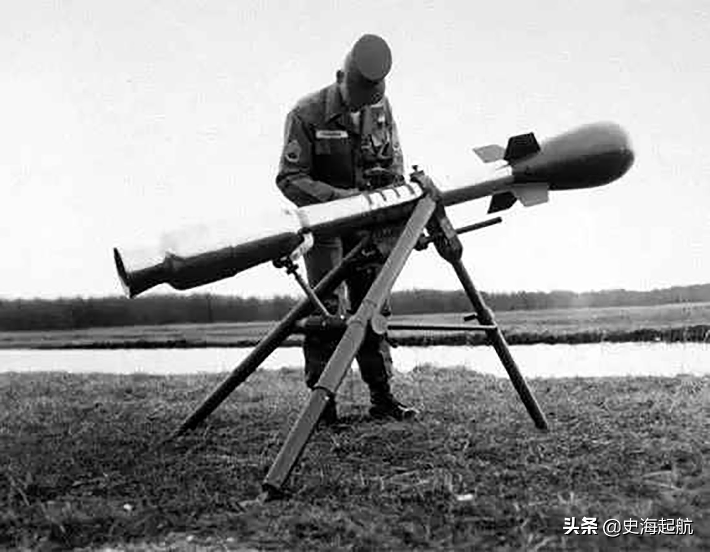 冷战时高科技武器照片：图1是B2隐身轰炸机，图