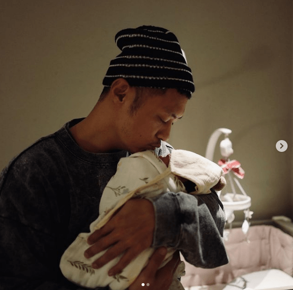 余文乐罕晒与女儿合照，28周早产妹妹长势喜人，全身肉嘟嘟萌翻