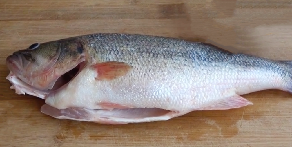 清蒸魚切記別放料酒和鹽，教你正確做法，魚肉鮮嫩多汁，不腥不老