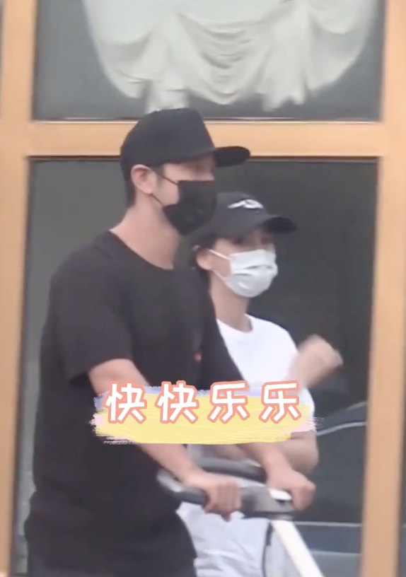 黄晓明一家三口罕见同框，带小海绵看病后买雪糕，画面幸福温馨