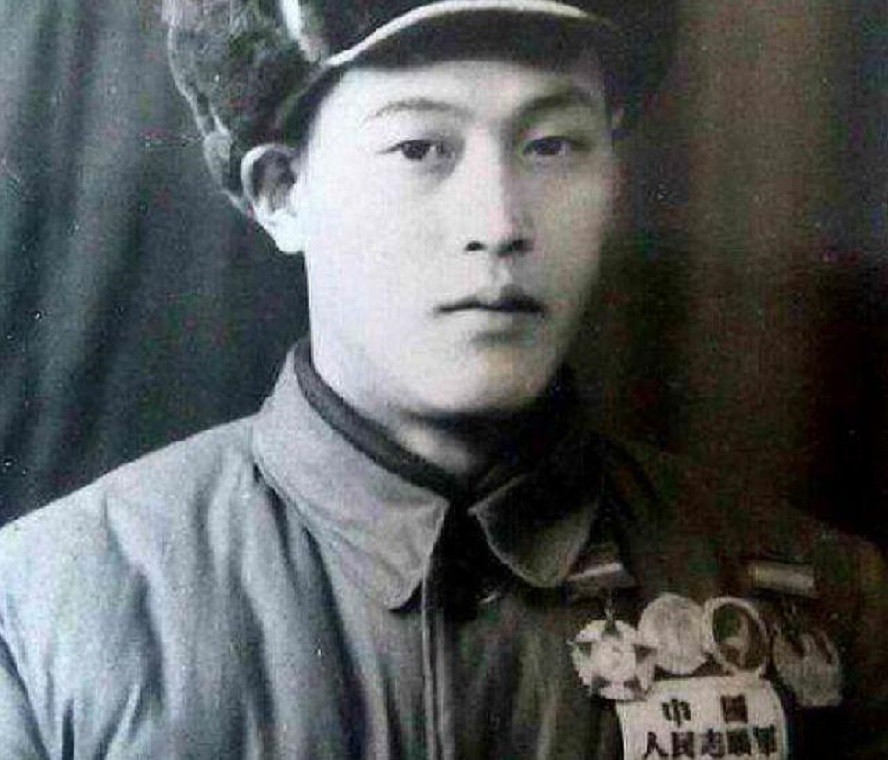 志愿军张文荣“叛变”，美军派他当间谍，跳伞瞬间将手雷扔进敌机
