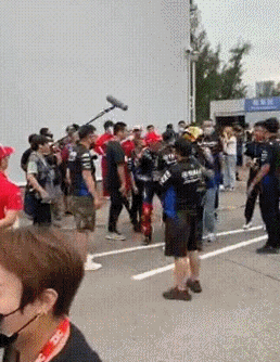 王一博摔车后爆发冲突！找车手理论险动手，发声斥对方没体育精神