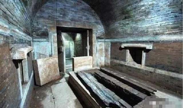 北京挖掘李莲英墓，报废3把铁锤才打开，开棺后