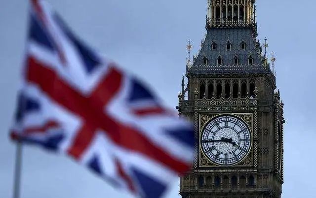 李嘉诚又回来了！套现超2500亿、买下半个英国跑路后，嗅到了什么