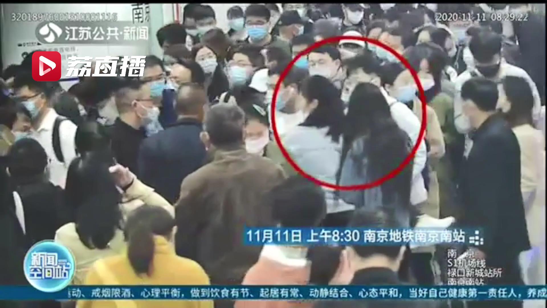 女乘客低血糖晕倒无法吞咽 热心大学生捏碎巧克力帮喂食