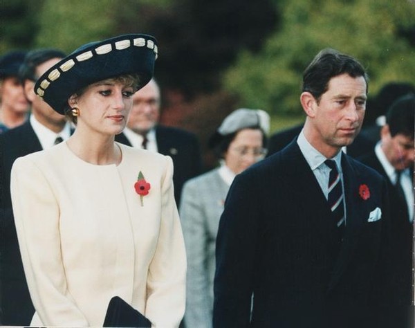 24岁戴安娜访美，在白宫和英俊小生共舞，查尔斯