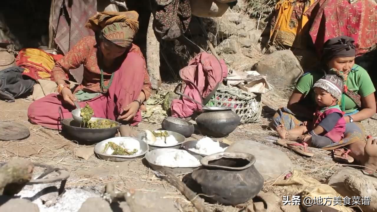 尼泊尔山区穷人家来客人，主人煮一锅大米饭，用牛肉干煮青菜招待