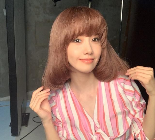 韩星林允儿新造型曝光，波浪卷发型+粉色洋装，粉丝评价超两极