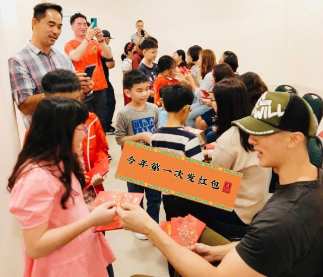 Wu Zun carries wife to attend homecoming, his 41 years old Shuai Ru at the outset, resemble two acting people with classmate group photo